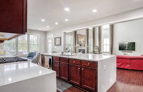 Aldie House | Spacious 6-bedroom house in charming Ashburn with fitness room, AC