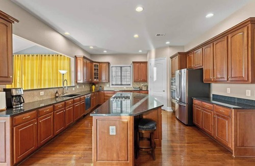 Aldie House | Spacious 6-bedroom house in charming Ashburn with fitness room, AC