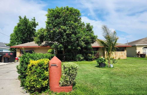 Northwest Orlando House | Spacious 6-bedroom house in wonderful Orlando with AC, WiFi