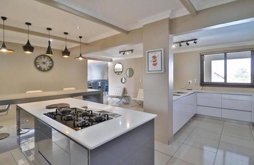 Greater Johannesburg Metropolitan Area House | Spacious 6-bedroom house with swimming pool, WiFi and AC in Sandton.