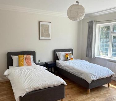 Luton House | Spacious 6 Bedroom house, Luton