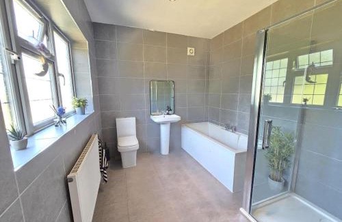 Luton House | Spacious 6 Bedroom house, Luton