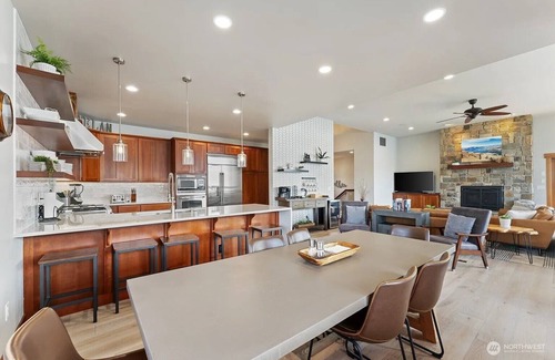 Chelan House | Spacious 6-bedroom house in with stunning lake views.