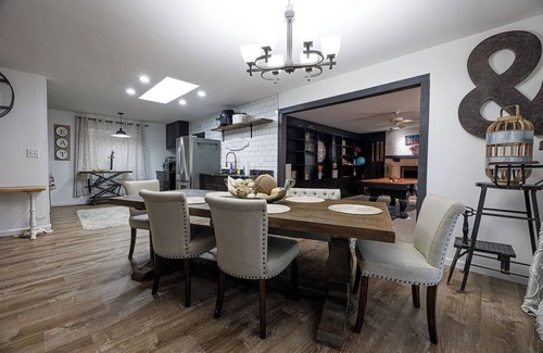 Kettering House | Spacious 6-bedroom house in Dayton Ohio.
