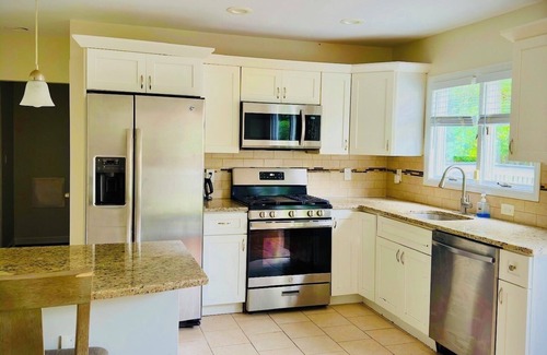 Edison House | Spacious 6-bedroom house in Edison near TopGolf & Supercharge with AC, WiFi