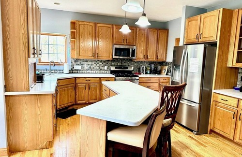 Hudson House | Spacious 6-bedroom house in delightful Hudson with WiFi, AC