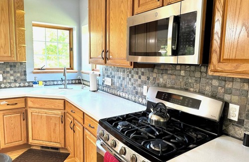Hudson House | Spacious 6-bedroom house in delightful Hudson with WiFi, AC