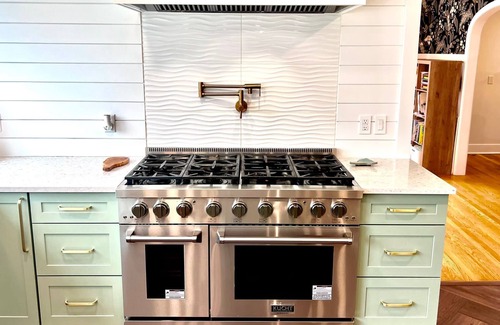 Vestal House | Spacious 6-bedroom house with AC, fitness room, pool, WiFi in charming Vestal