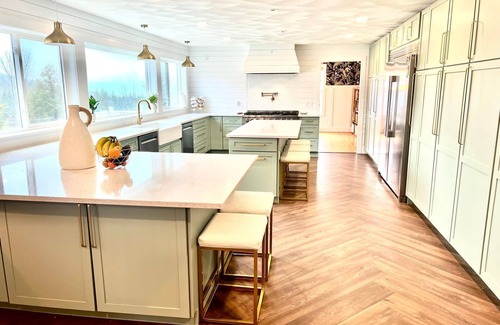 Vestal House | Spacious 6-bedroom house with AC, fitness room, pool, WiFi in charming Vestal