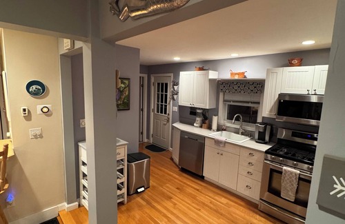 Hull House | Spacious 6-bedroom house with AC, WiFi in charming Hull only steps to the beach.