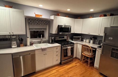 Hull House | Spacious 6-bedroom house with AC, WiFi in charming Hull only steps to the beach.