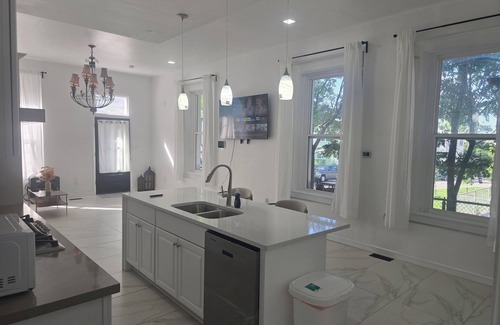Mount Auburn House | Spacious 6-bedroom luxury in charming Cincinnati with large parking