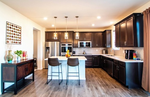 Aurora House | Spacious 6-Bedroom Retreat, Gym + Office