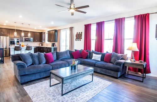 Aurora House | Spacious 6-Bedroom Retreat, Gym + Office