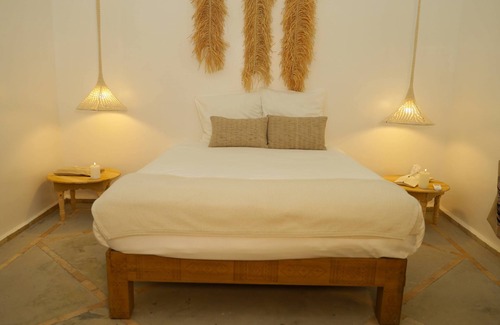 Bab Taghzout House | Spacious 6-bedroom riad in charming Marrakech with WiFi, AC