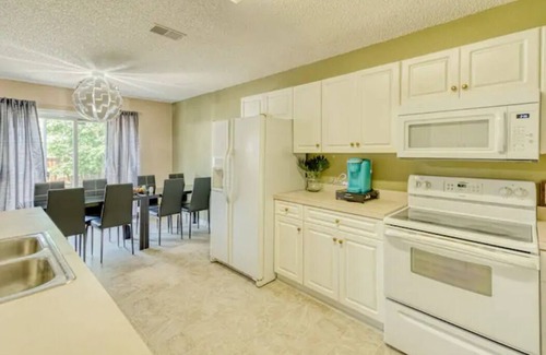 Huntcliff House | Spacious 6-Bedroom Southern Comfort Home for Graduations and Family Situations