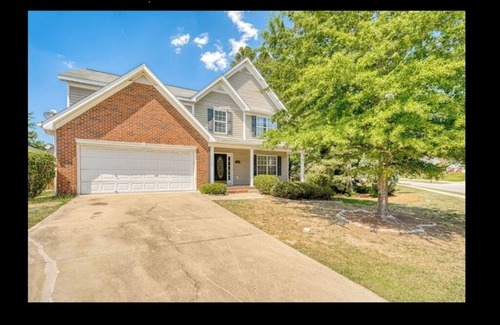 Huntcliff House | Spacious 6-Bedroom Southern Comfort Home for Graduations and Family Situations