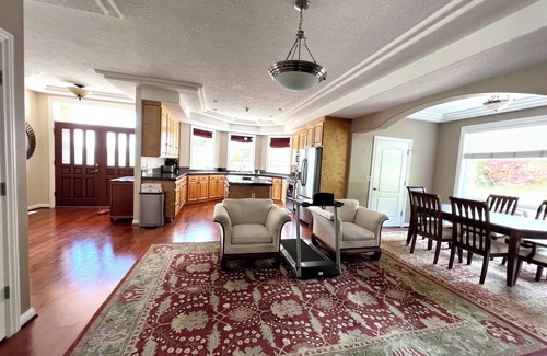 Sunnyside House | Spacious 6-bedroom house with AC, fitness room in gated delightful Happy Valley