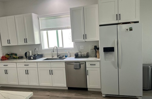 Valley Glen House | Spacious 6-bedroom house in marvelous Los Angeles with WiFi, AC