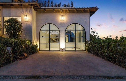 Hollywood Dell House | Spacious 6-bedroom house with WiFi, fitness room in lovely Los Angeles