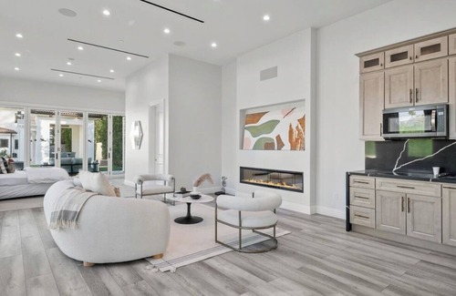 Tarzana House | Spacious 6-bedroom house with WiFi, AC in amazing Los Angeles