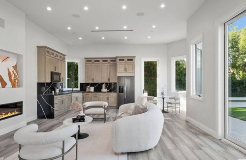 Tarzana House | Spacious 6-bedroom house with WiFi, AC in amazing Los Angeles