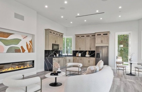 Tarzana House | Spacious 6-bedroom house with WiFi, AC in amazing Los Angeles