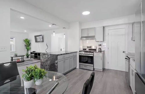 Nokomis House | Spacious 6-bedroom house in fabulous Minneapolis with WiFi, AC