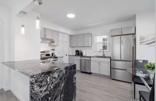 Nokomis House | Spacious 6-bedroom house in fabulous Minneapolis with WiFi, AC