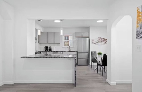 Nokomis House | Spacious 6-bedroom house in fabulous Minneapolis with WiFi, AC
