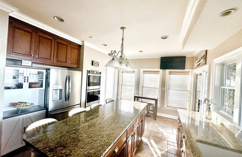 Mount Mourne House | Spacious 6-bedroom Lakehouse with Dock, Pool, Hot tub and fitness room