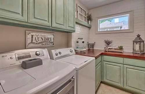 Mount Mourne House | Spacious 6-bedroom Lakehouse with Dock, Pool, Hot tub and fitness room