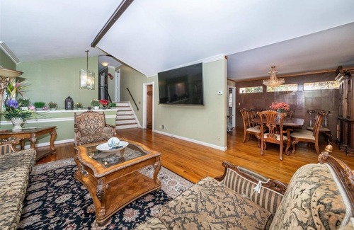 Heathcote House | Spacious 6-bedroom house in safe neighborhood near NYC