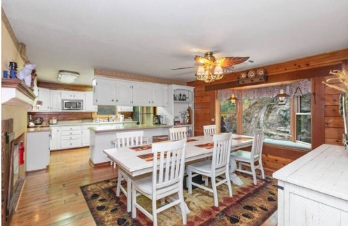 Three Rivers Cabin | Spacious 6-bedroom cabin with AC and WiFi in tranquil Three Rivers