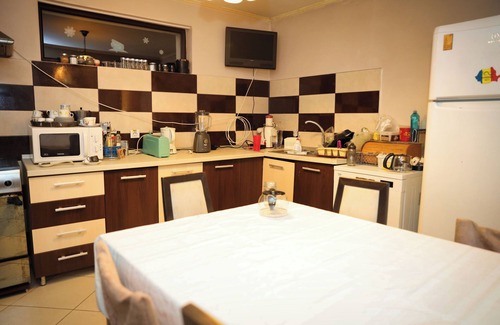 Tirgu Jiu Villa | Spacious 6-bedroom villa in charming Târgu Jiu with AC, WiFi