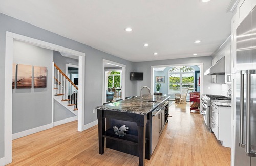 Waterford Villa | Spacious 6-bedroom Villa 41° N Waterfront Deep Water Dock access LI Sound