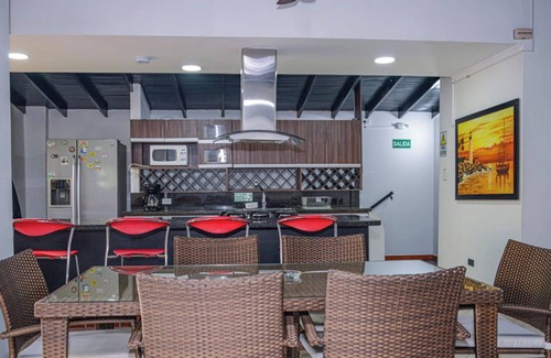 Zona Rosa Villa | Spacious 6-bedroom villa with AC, WiFi, Guest Friendly,5 blocks from LLERAS PARK