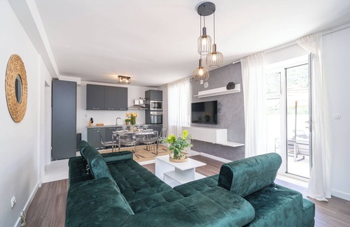 Komolac Villa | Spacious 6-bedroom villa in lovely Komolac with WiFi, AC