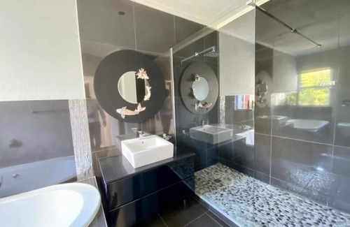 Durban North House | Spacious 6-bedroom house with AC, fitness room and WiFi in gorgeous Durban North