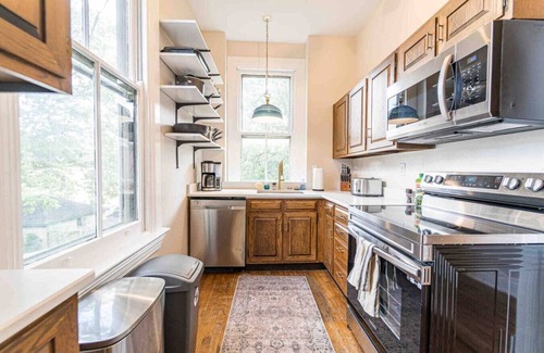 Clifton House | Spacious 6-BR Home-10 Mins to DT