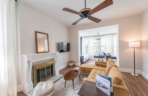 Clifton House | Spacious 6-BR Home-10 Mins to DT