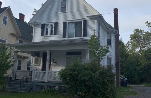 Geneva House | Spacious 6BD/2BA Colonial Style House - DT Geneva