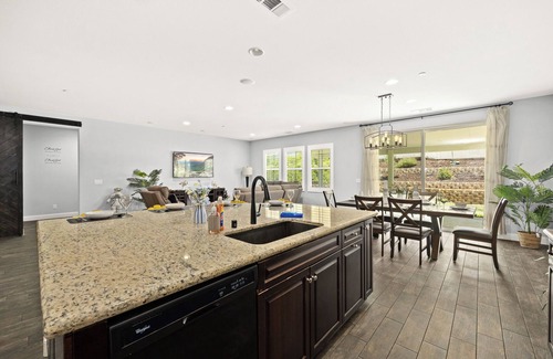 Colton Villa | Spacious 6BD3BA One- Floor villa WiFi Riverside 10Beds 4TVS BBQ