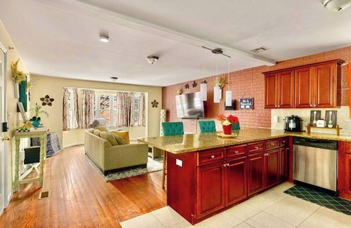 Newark House | Spacious 6BR Duplex Near EWR & NY/NJ Attractions