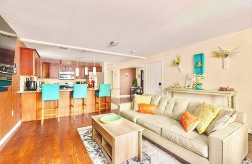 Newark House | Spacious 6BR Duplex Near EWR & NY/NJ Attractions