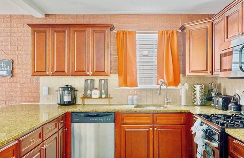 Newark House | Spacious 6BR Duplex Near EWR & NY/NJ Attractions