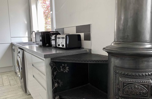 Willenhall House | Spacious 6BR Family Home - Near Town & Parking