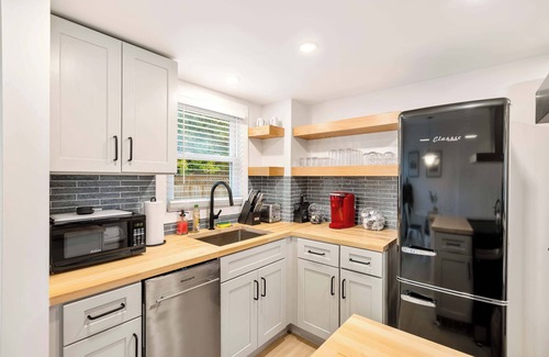 Dicken House | Spacious 6BR Home w/Jacuzzi, Walk to Big House!