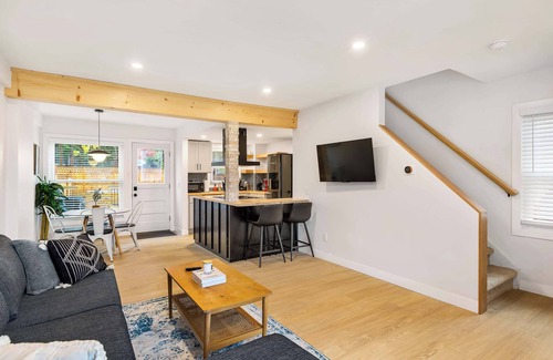 Dicken House | Spacious 6BR Home w/Jacuzzi, Walk to Big House!