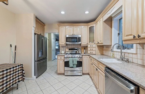 Stony Point House | Spacious 6BR Retreat w/Ballroom, Fire Pit & Huge Yard!